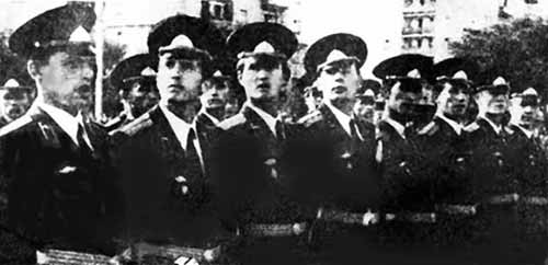 Замерли в строю молодые офицеры